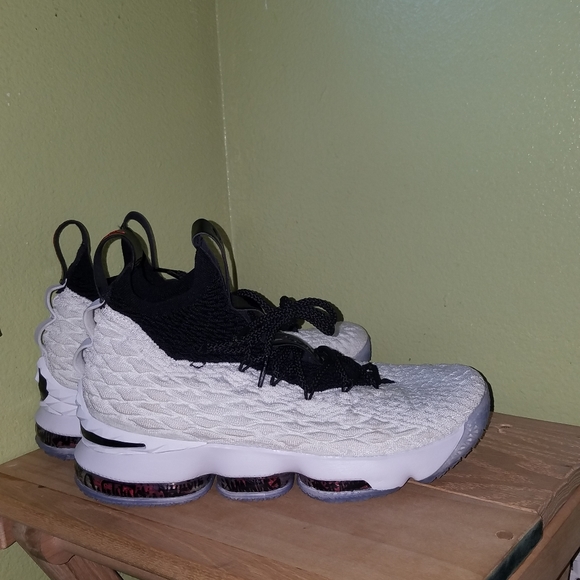 lebron james 15 basketball shoes